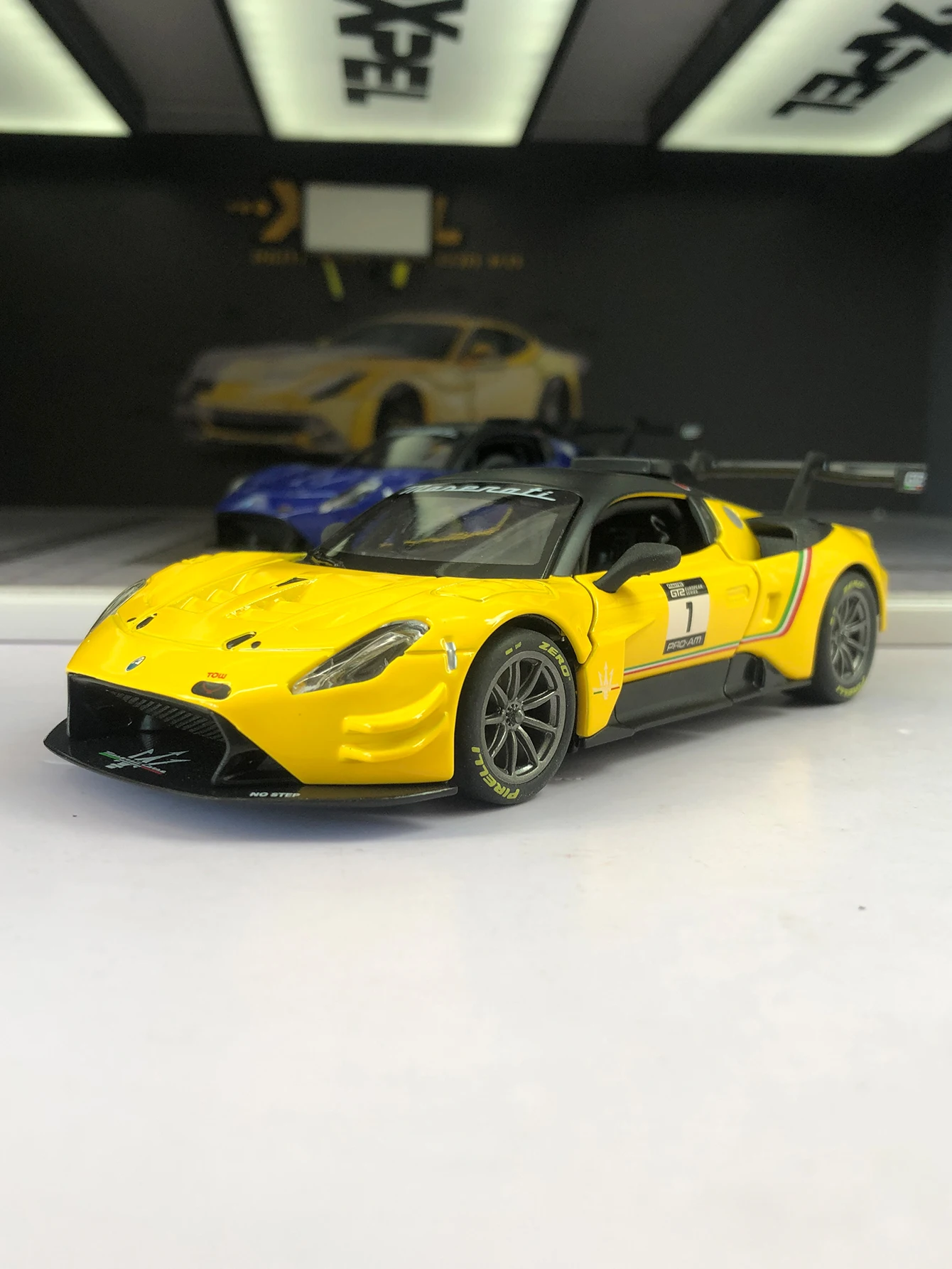 

Модель автомобиля Maserati GT2 2023 года из цинкового сплава, масштаб 1:32, статическая модель, металлический коллекционный подарок-автомобиль.