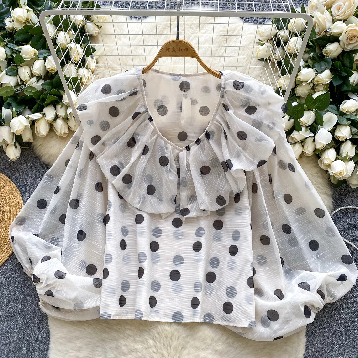 Frühling Neue Süße Polka Dot Lose Hemd Rüschen Design Puff Hülse Weibliche V-ausschnitt Tops Temperament Sheer Casual Frauen Blusen