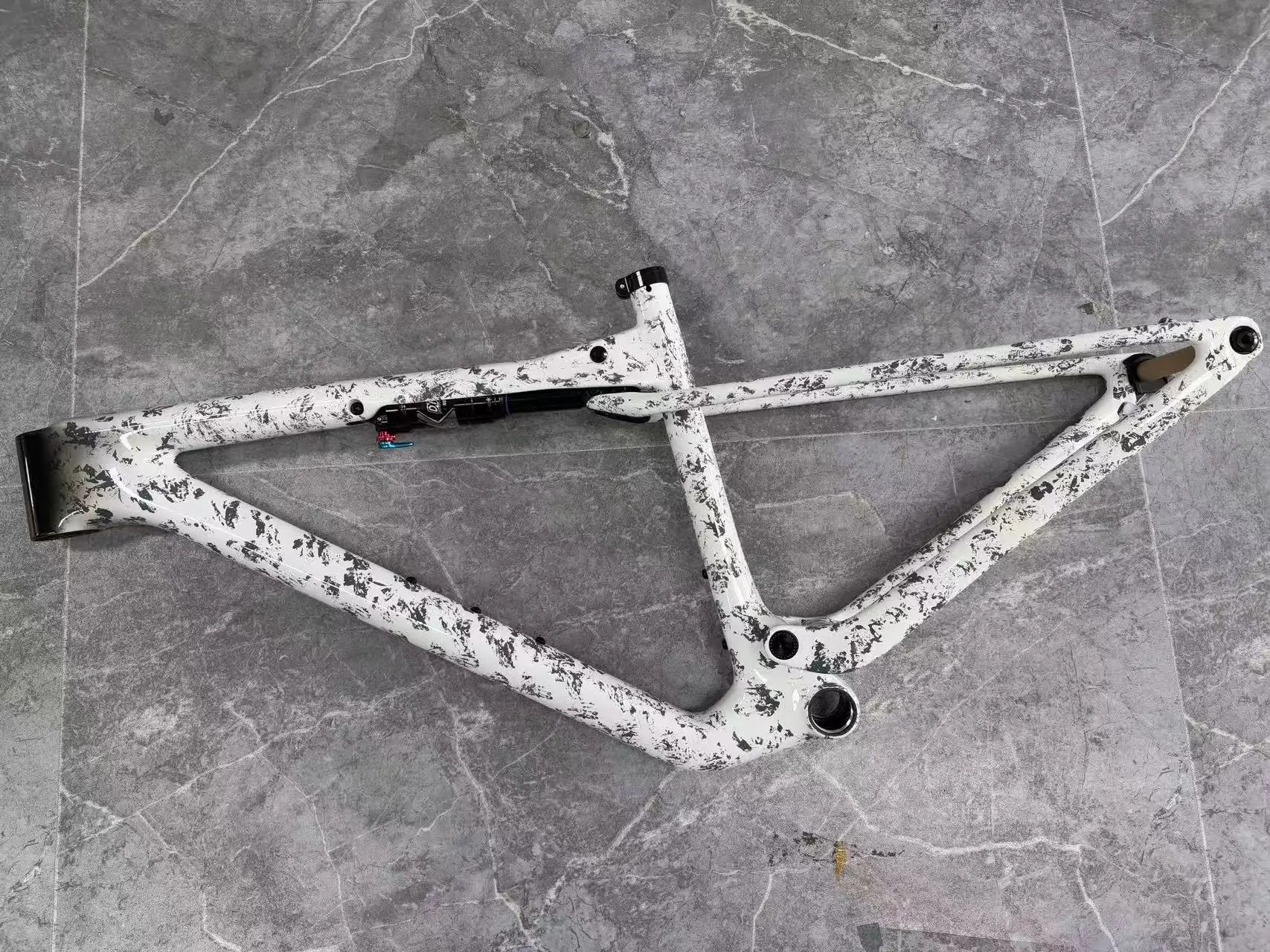 

Full Carbon Fiber T1000 Ultra-Light Ultra-Hard Mountain Off-Road Soft Fork XC EPIC with Hidden Rear Splash Plate and 29er Suppor