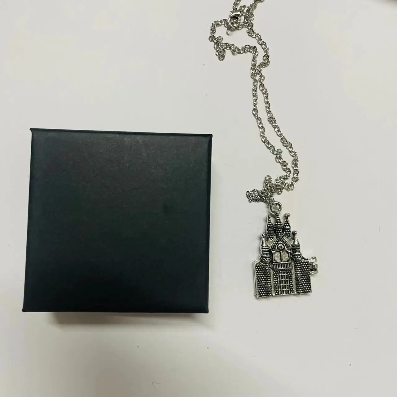 Starożytny Naszyjnik z Zawieszką w Kształcie Zamku w Pudełku Prezent na Halloween Boże Narodzenie Nowy Rok Urodziny dla Dzieci Akcesorium do Cosplayu