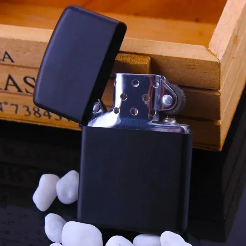 

Классическая зажигалка с новым узором, металлический корпус, песочное колесо, огнестойкая зажигалка, мужской маленький подарочный инструмент