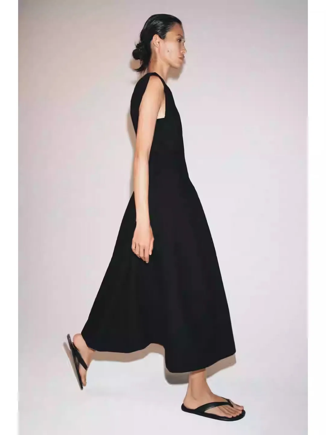 Fashionable Sleeveless round Neck Pleated Silk Dress Women's Summer New Arrival Gored Skirt Casual Loose Waist Simple Style