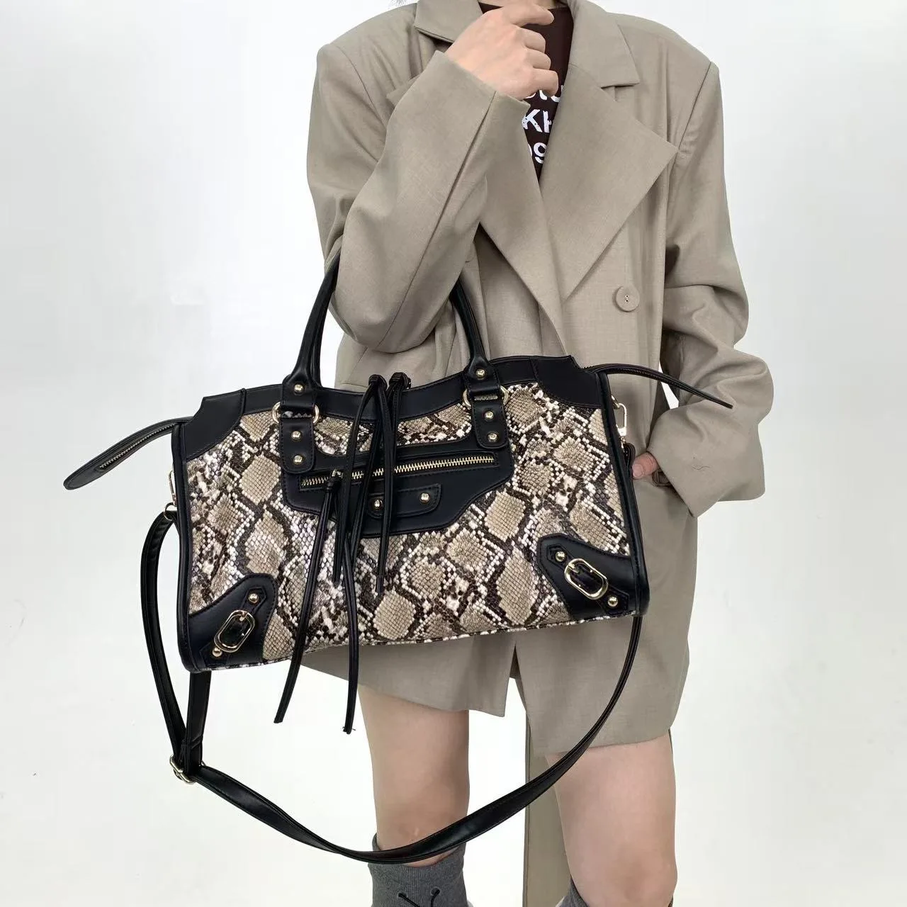 

Snake Print Patchwork Tote Bag Women's Retro Wild Style Rivet Fringe Decor Shoulder Crossbody Bag Fashion Daily Commute Handbag