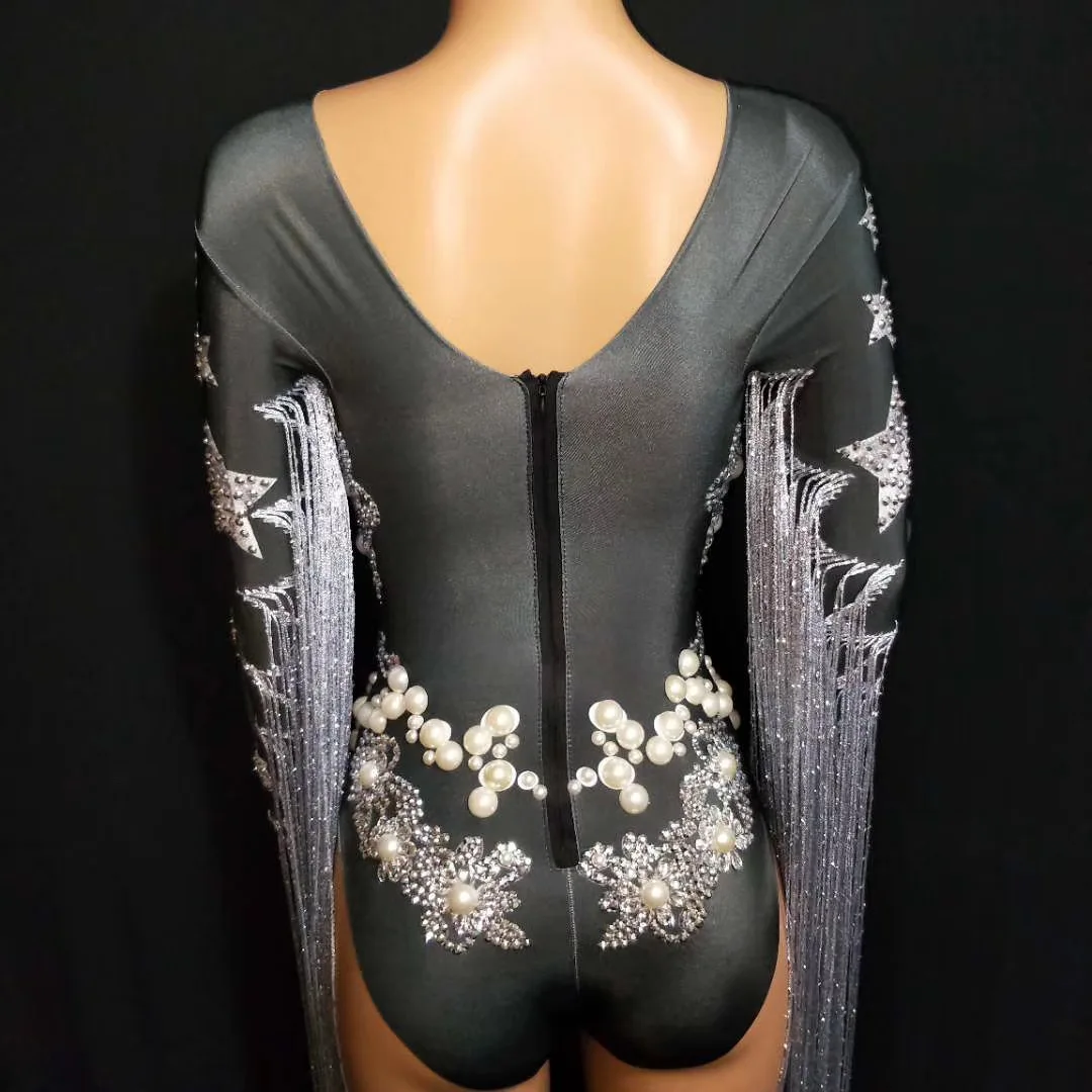 Black Shining คริสตัล Sparkly Rhinestones ยาวพู่ไข่มุกเซ็กซี่ Bodysuits สำหรับผู้หญิงปาร์ตี้ Carnival ผ้าเครื่องแต่งกาย