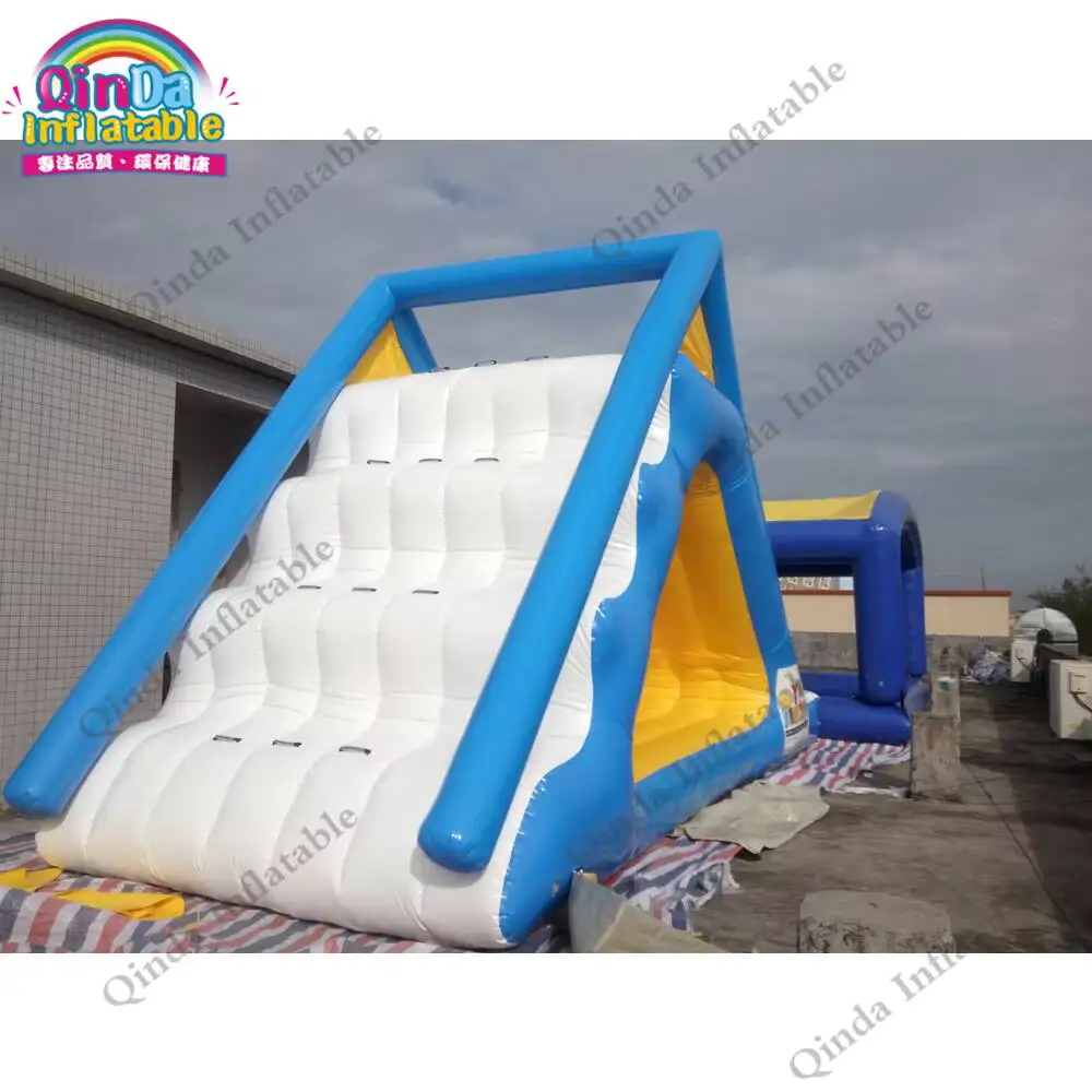 Beliebte aufblasbare Wasserrutsche, riesige aufblasbare Dreieck-Wasserrutsche für den Sommer am Meer zum Spaßhaben