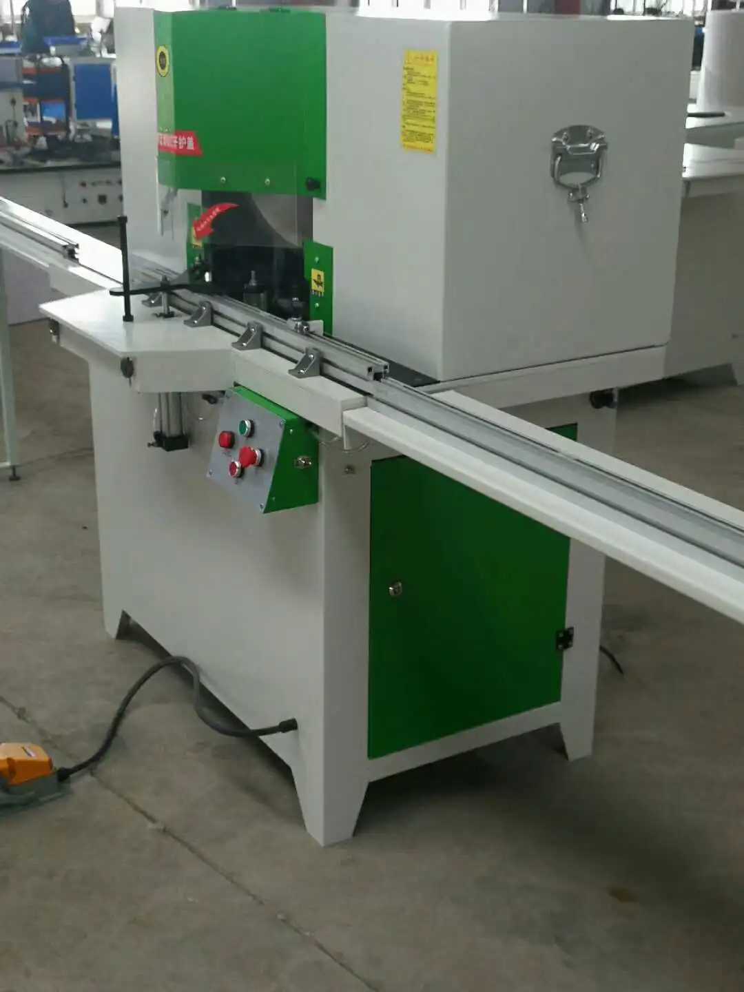 آلة قطع زاوية المنشار ذات الرأس المزدوج عالي الكفاءة من QK لمعالجة مشطوفة 45 درجة للألمنيوم والخشب والبلاستيك والأكريليك