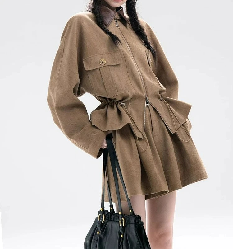 Set aus Frühling und Sommer mit Fledermausärmeln, Taillen-Silhouette, Kordelzug an der Taille, Jacke und kurzem Rock und Hose