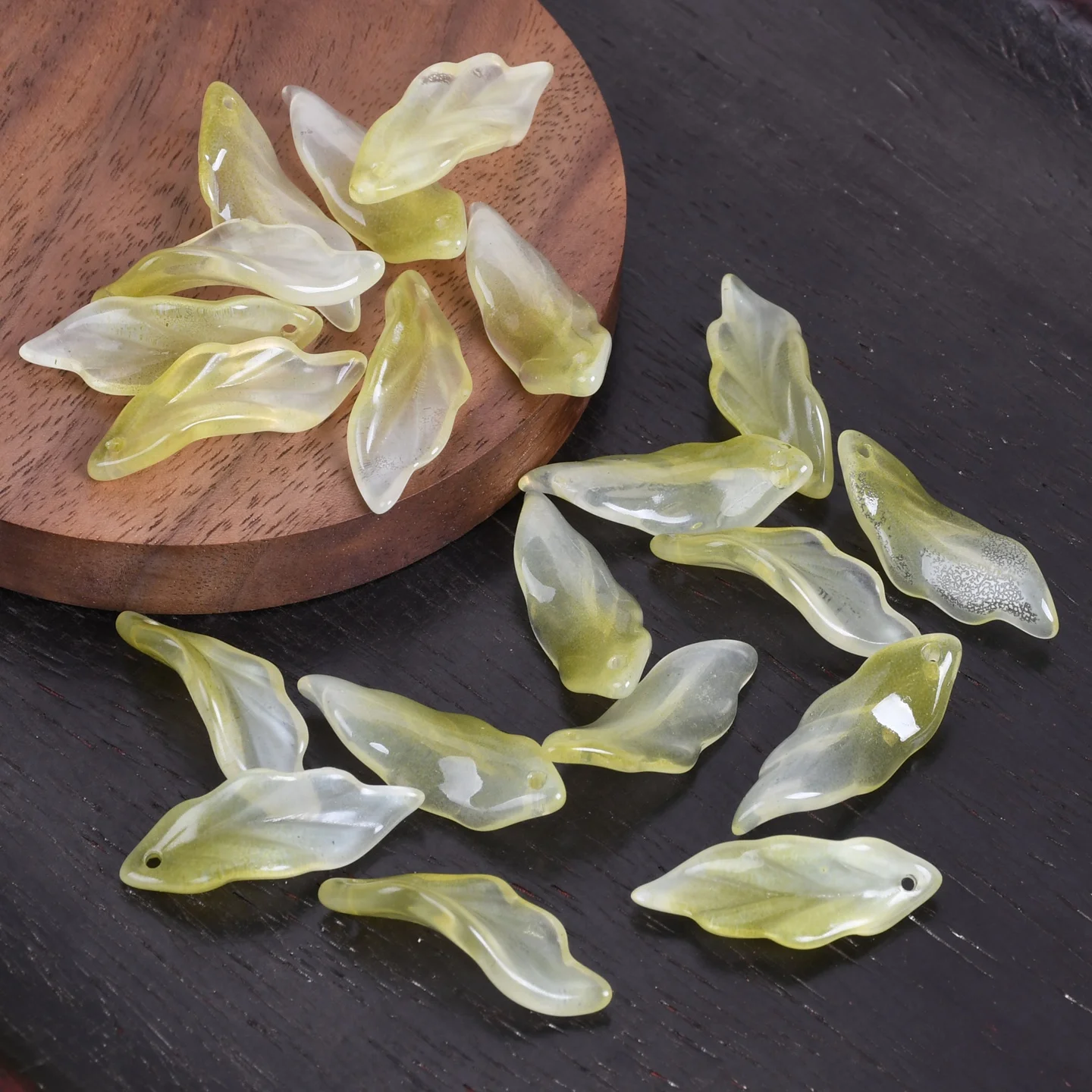 

10pcs Olive Green Leaf Shape Petal 26x9mm Handmade Lampwork Glass Loose Pendants Beads for Jewelry Making DIY Crafts Findings