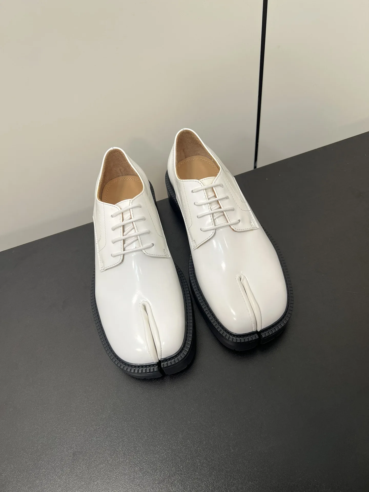 Scarpe derby stringate Tabi da donna bianche con punta divisa