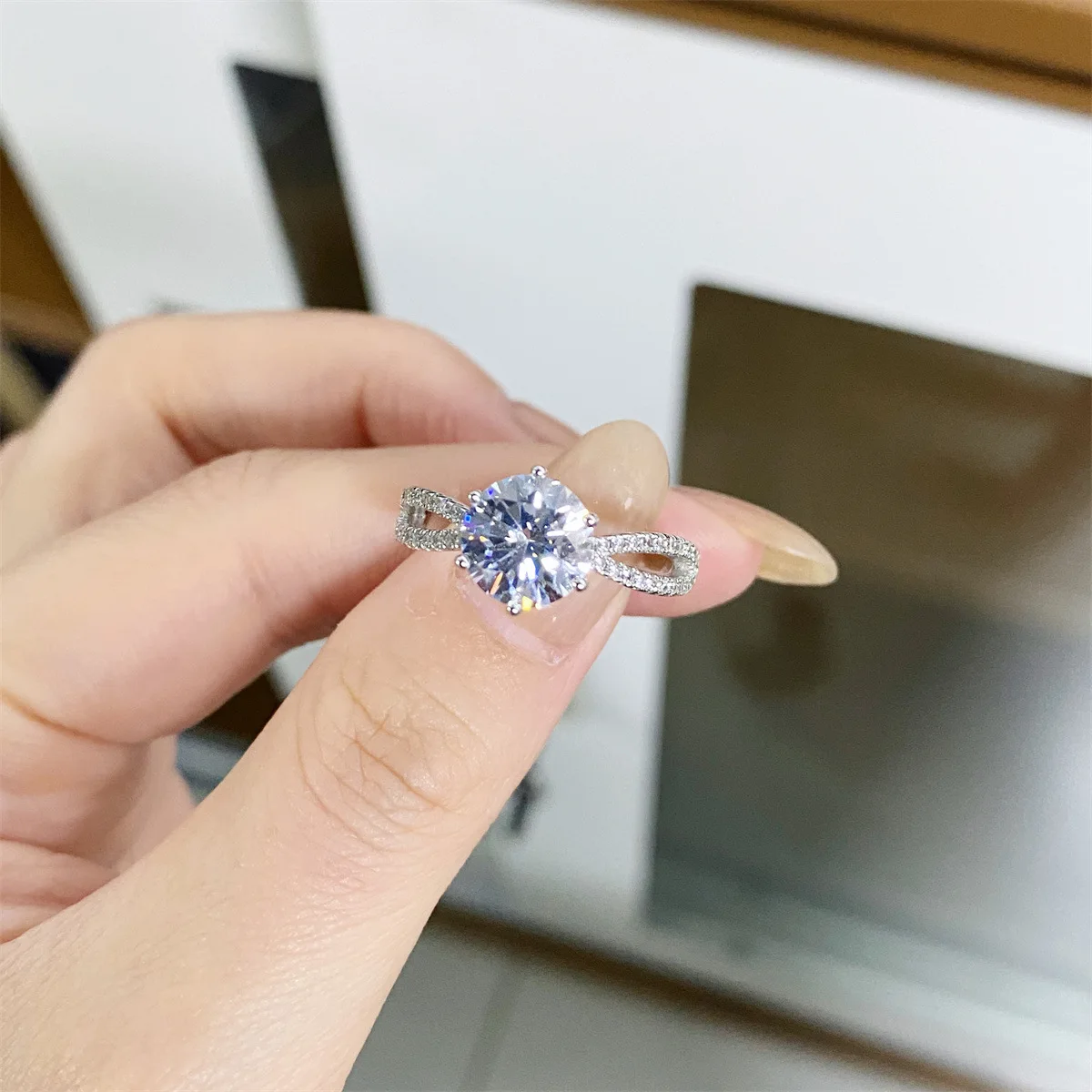 

5-carat Moissanite Ring for Women, 925 Silver Six Claw Minimalist Twist Arm, Finely Plated PT950 Classic Moissanite