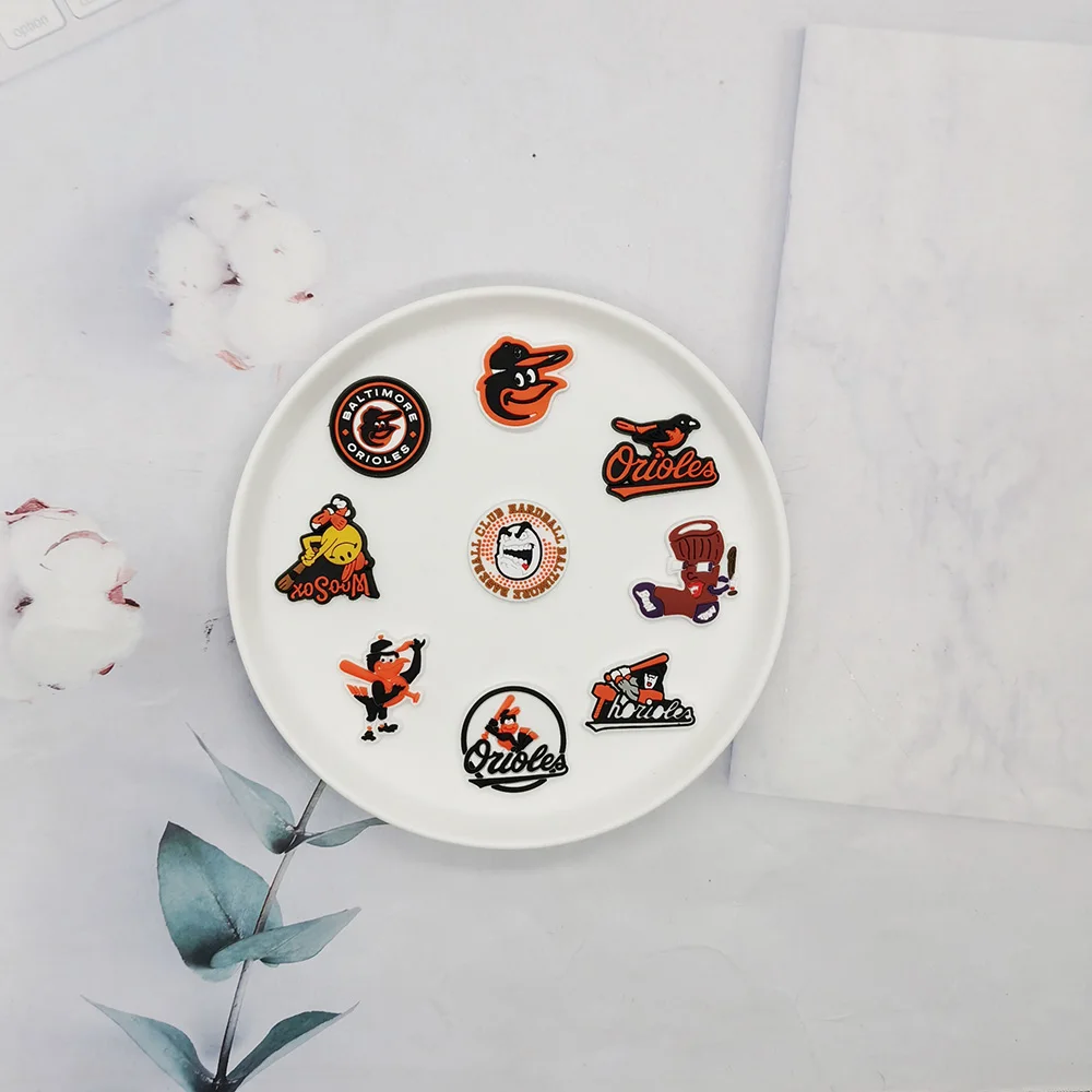 15pcs ใหม่กีฬาการ์ตูนรองเท้า Charms อุปกรณ์เสริม Fit Clog กระเป๋าเป้สะพายหลังสายรัดข้อมือรองเท้าตกแต่งหัวเข็มขัดคริสต์มาสปาร์ตี้เด็กของขวัญ