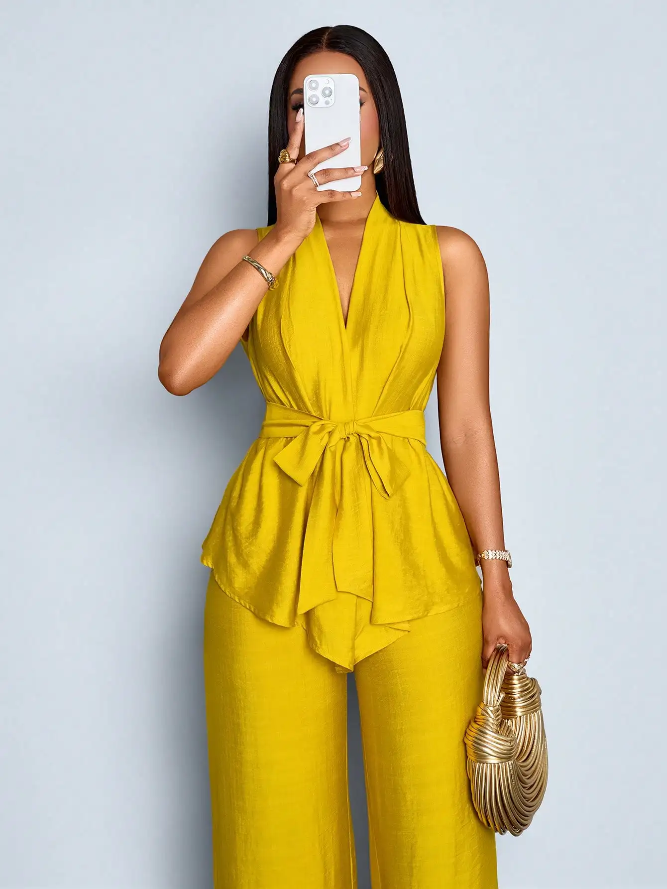 

Женский комплект из 2 предметов: однотонный желтый топ без рукавов с V-образным вырезом, имитирующий лен, с поясом и баской, и брюки с широкими штанинами