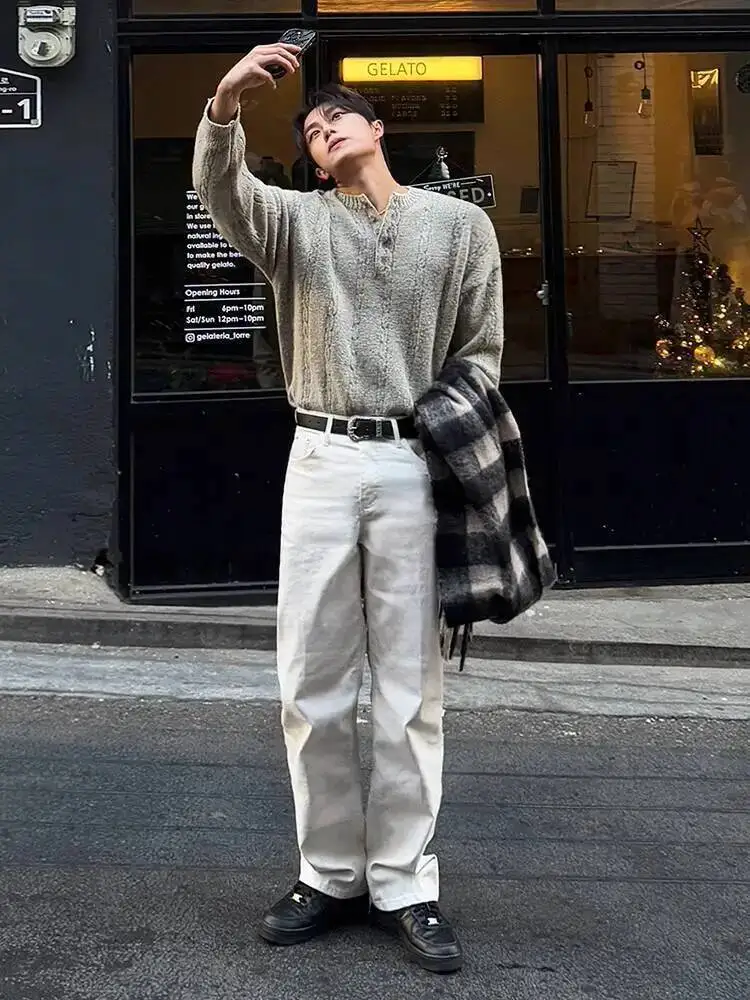 سترات رجالية شتوية بسيطة لعام 2025 بلون واحد مزخرفة بأزرار وياقة مستديرة بلوفر منسوج ملابس رجالية فضفاضة