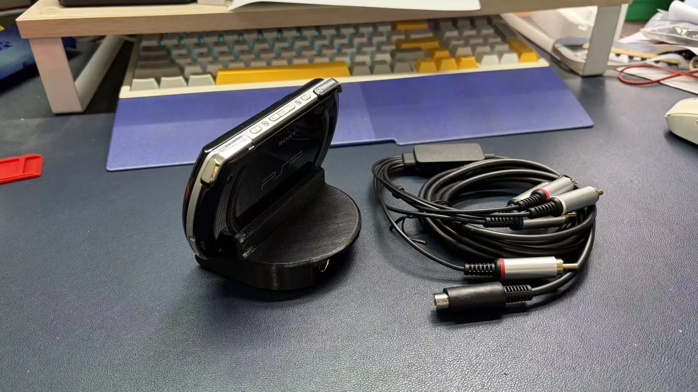 

Док-станция для PSP Go, напечатанная на 3D-принтере, с компонентным кабелем и видеовыходом – зарядка Type-C, съемный кабель
