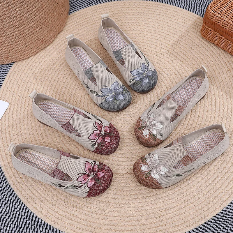 Old Beijing Cloth Shoes Women Breathable Soft-soled Round Embroidered Shoes Non-slip One Pedal Mother Shoes.