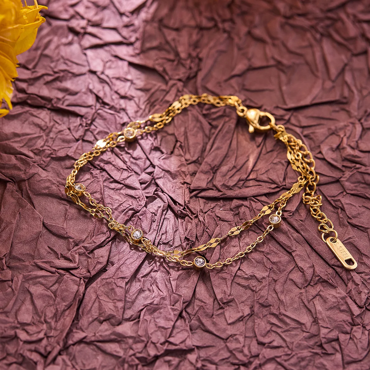 INS Goldfarbene Karabiner-Handkette, Einzigartiger Doppelschichtiger Schmuck mit Fünf Runden CZ-Steinen, Armbänder für Frauen, Modisches Accessoire, Geschenk – Detail 7
