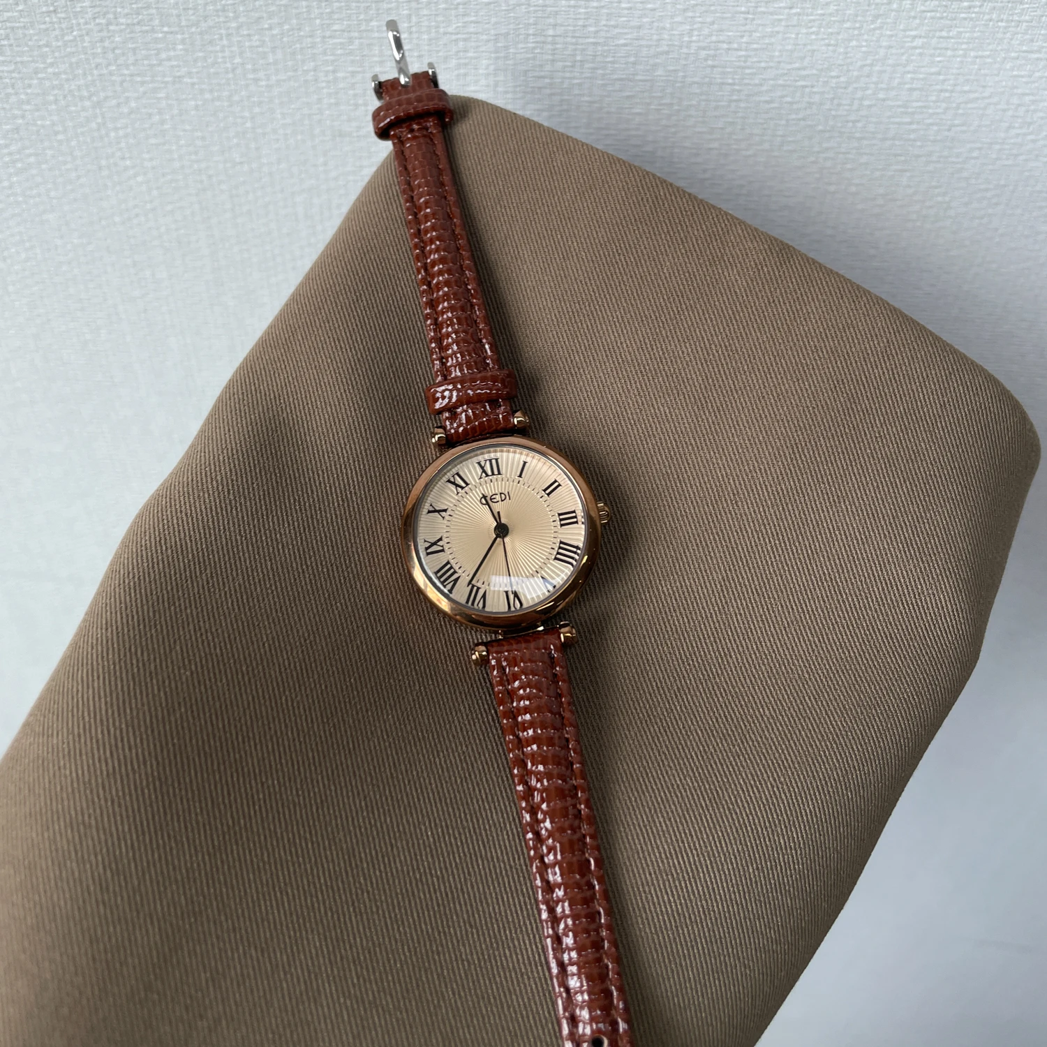 

Small round dial, high-value and elegant women's watch, artistic women's watch, 2026 new exquisite small brown watch.