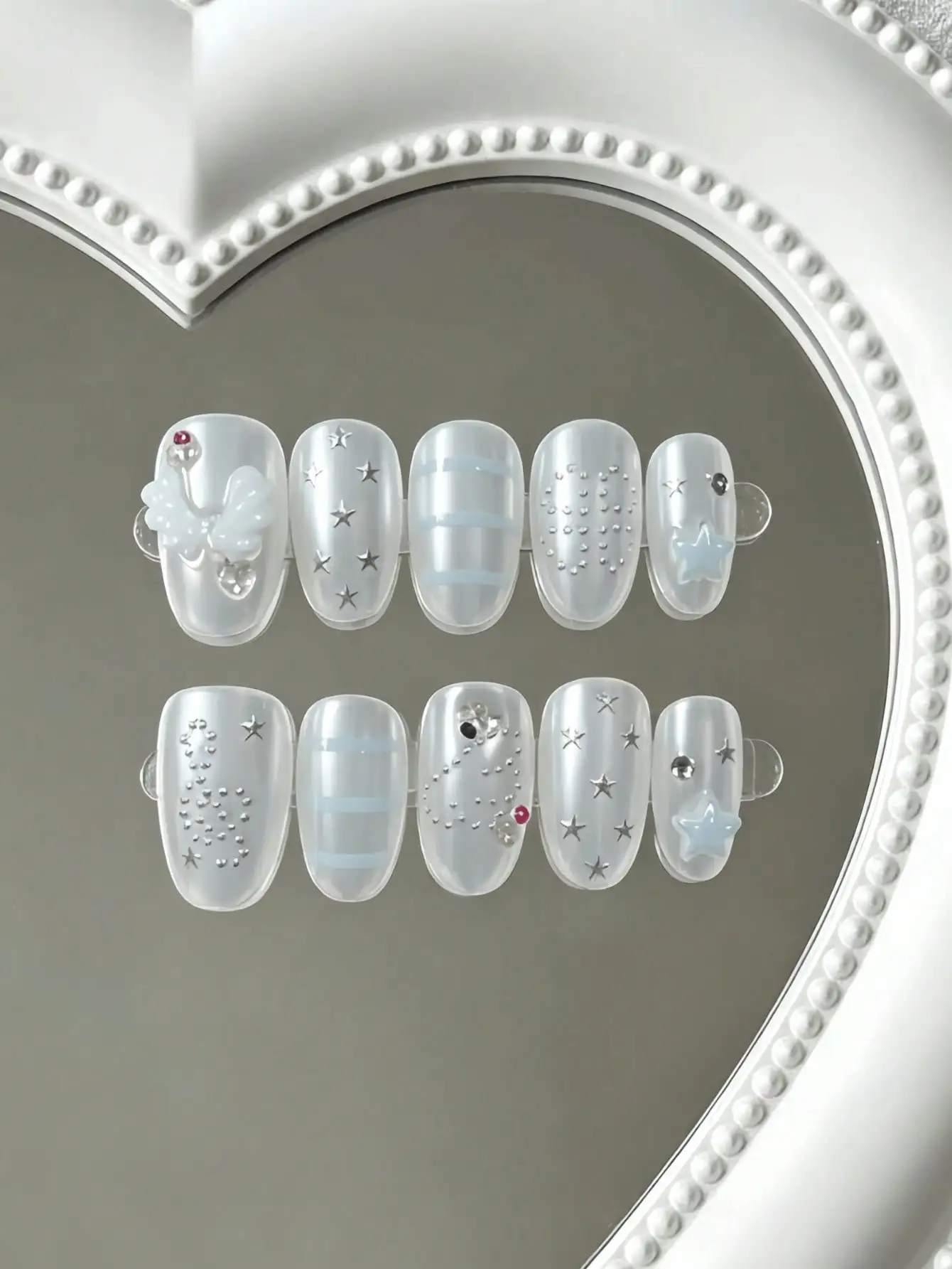 10 Pieces of Short Oval Press-On Nails of Medium Length, with Contrasting Milk White and Light Blue Colors, Featuring Hand-Painted Stars, Stripes, and 3D Bowknots, Star Embellishments, and Rhinestone Decorations, in a Fresh Korean Style, Perfect for Girls, Summer Outings, and Everyday Elegant Looks, Comes with Jelly Glue and Nail File