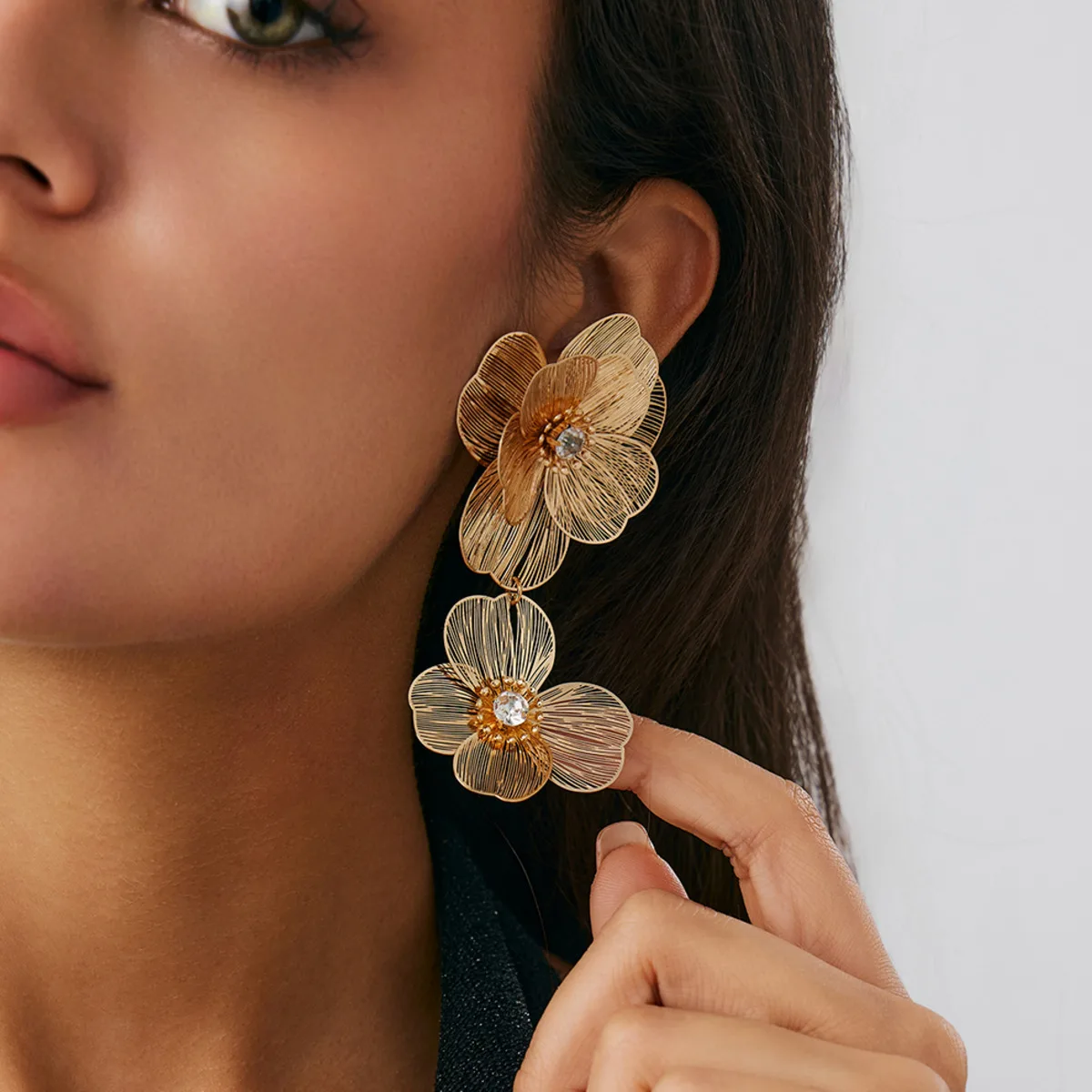

Ingemark 2025 Fashion Gold Color Hollowout Petal Flower Ear Stud Earring Women Elegant Rhinestone Piercing Earring Daily Jewelry