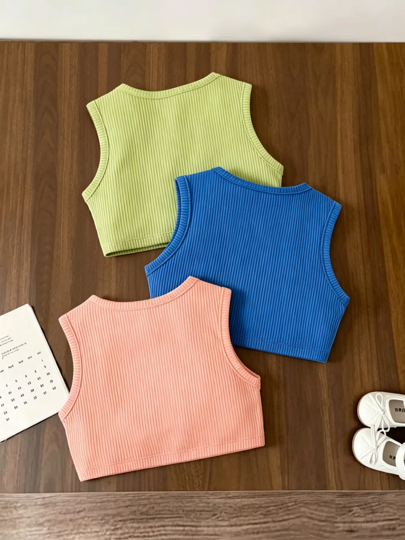 Children's three-color ribbed vest suit, including blue, green and pink, has a sleeveless round neck and short design. It is mad