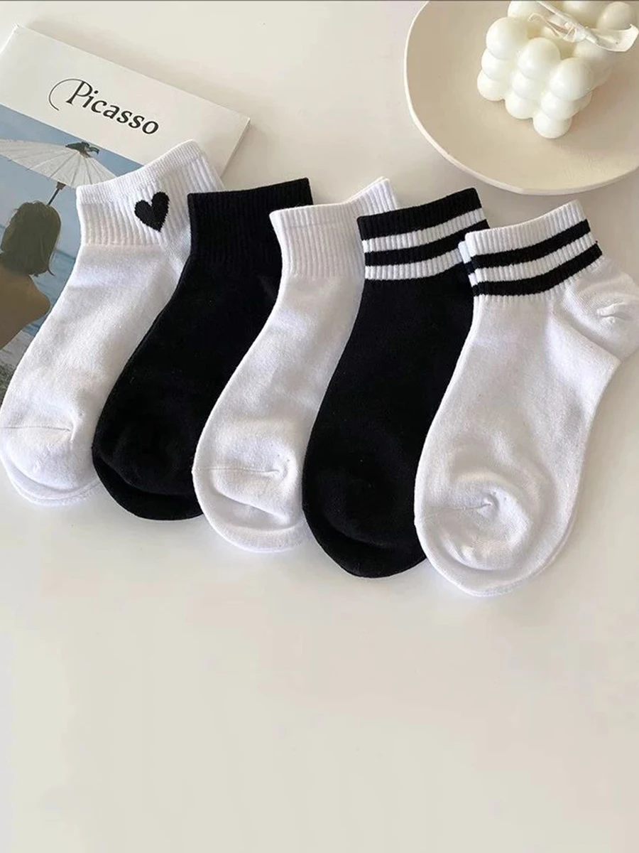 

5 Pairs Spring and Autumn Fashion Black and White Solid Color Striped Love Trendy Versatile Sports and Leisure Socks