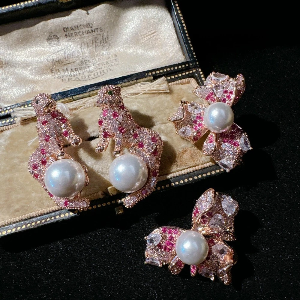 

Luxury Pearl Drop Earrings Sparkling Pink Rhinestone Leopard Bow Design Jewelry for Women Elegant Vintage Statement Accessories