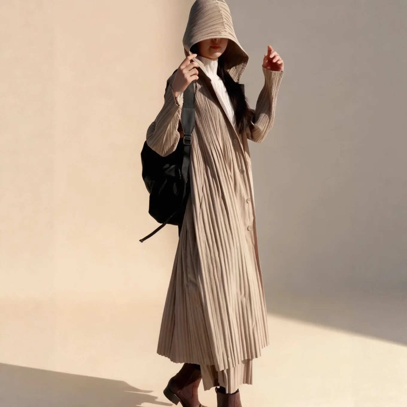 

Женское плиссированное пальто Miyake 2025 года, длинное и высококачественное, весенне-осеннее женское пальто больших размеров с капюшоном, нишевое плиссированное пальто