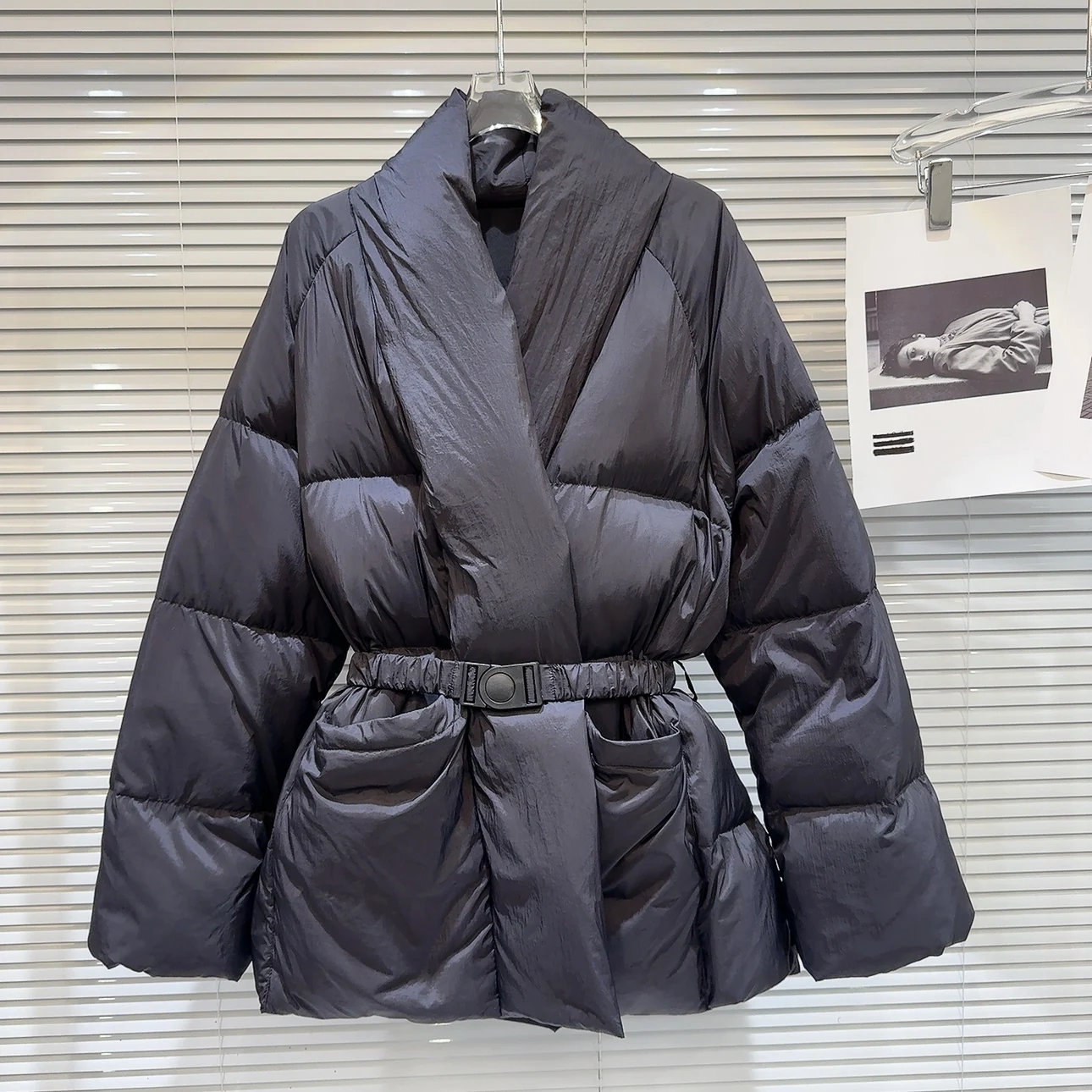 2025年冬トレンド ウエストシェイプデザイン ダウンジャケット アウター 暖かい ユニークなベルト付き エレガント レディライク 通勤 レギュラーフィット