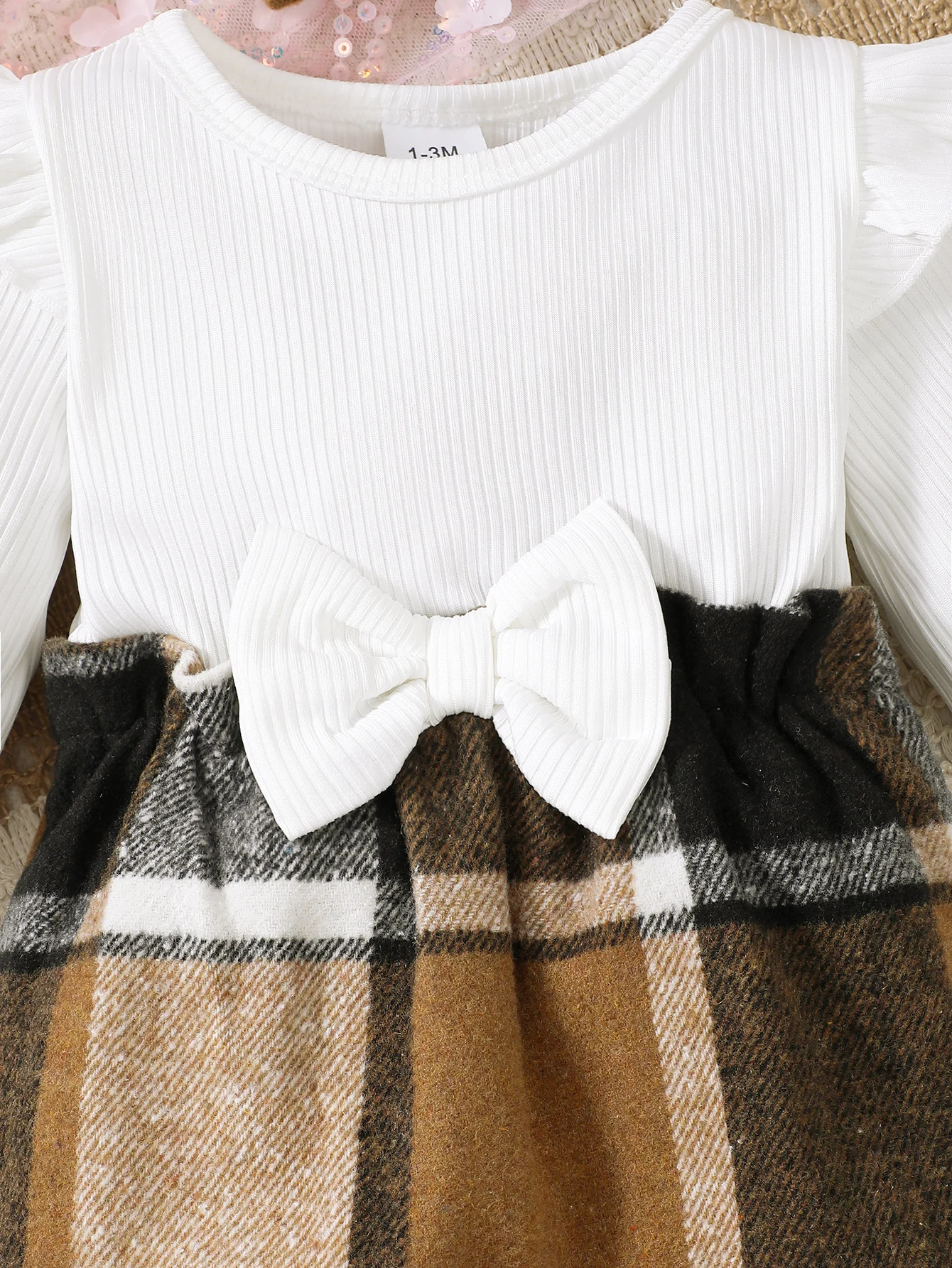 Zimowy kombinezon dla niemowląt i małych dziewczynek (0-1 rok), z długim rękawem, w kratę, z opaską na głowę.