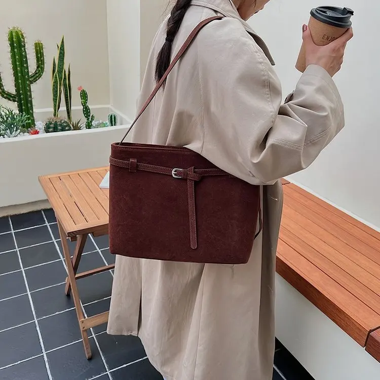 

2025 Autumn 746 New Shoulder Portable Armpit Bag Large Capacity Commuter Bag Simple Versatile Tote Bag