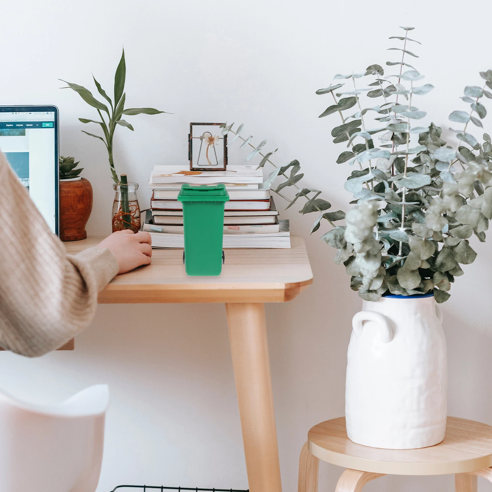 

2Pcs Miniature Trash Can for Desk Desktop Waste Storage Bucket Small Garbage Container Pen Holder Home Office Countertop