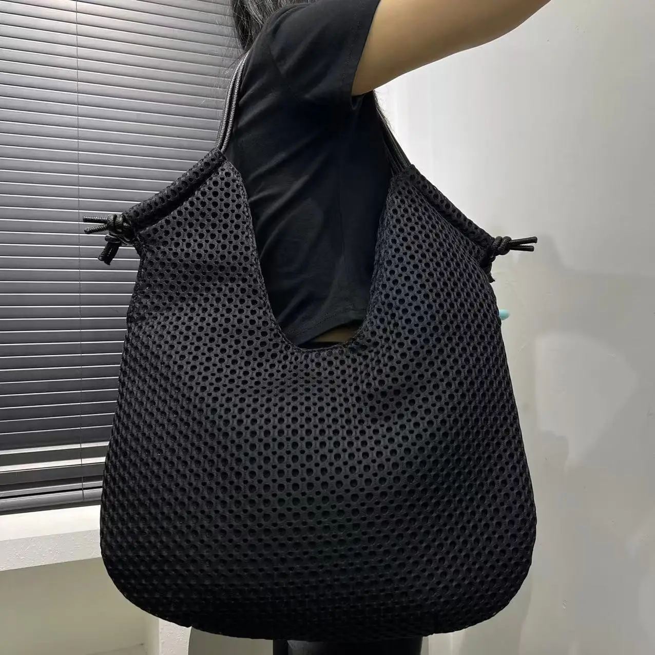 

Women's Large Capacity Shoulder Bag Fashionable Retro Mesh Handbag Shopping Tote Bags Single Shoulder Carrying Bags