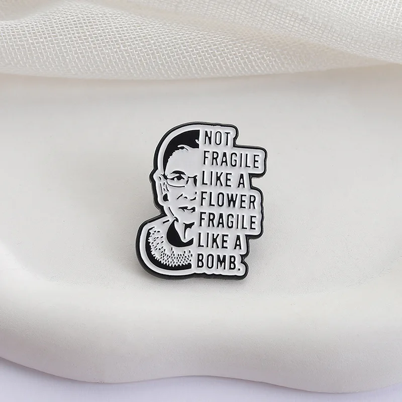 رئيس العدالة رسالة معدنية المينا دبوس دبابيس حقيبة التلبيب دبابيس شارات الكرتون على ظهره اكسسوارات هدايا مجوهرات الزخرفية