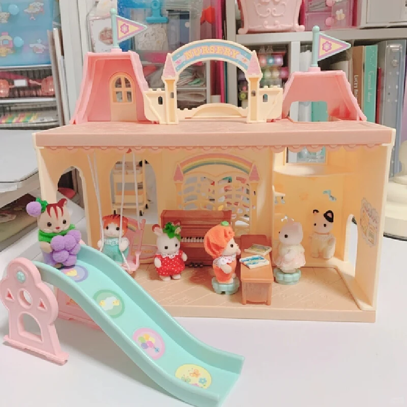 Sylvanian Families Rainbow Castle Kindergarten Set Baby Castle Nursery Action Figure Collezione di giocattoli per bambini Regalo di compleanno per bambini