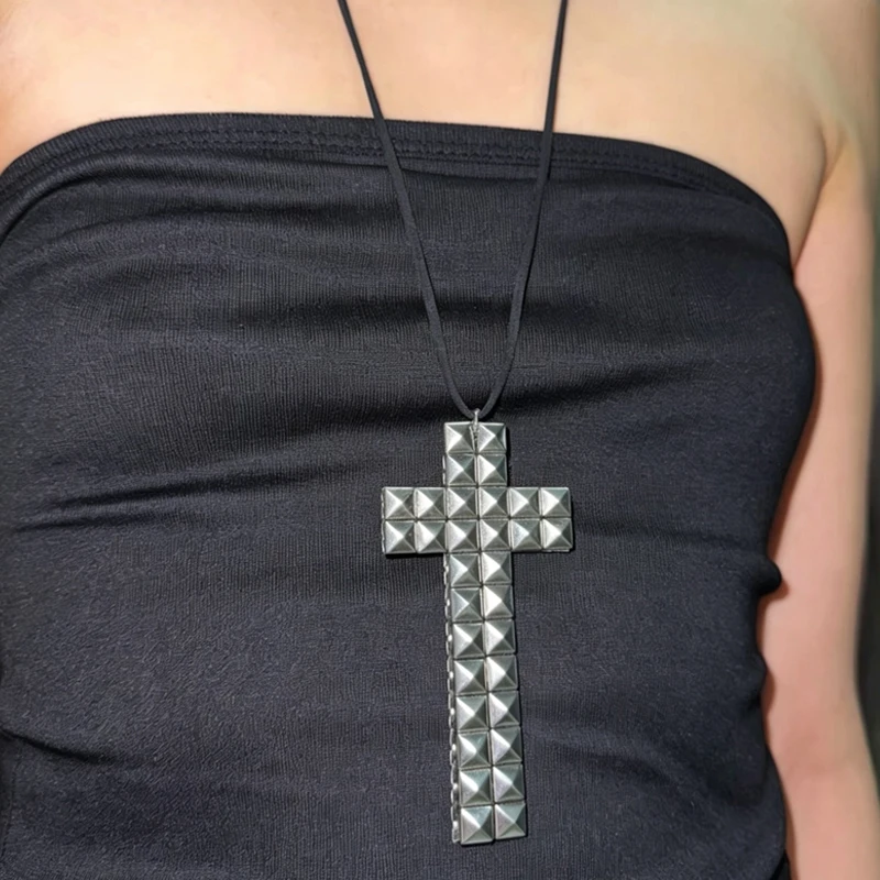 Y2K Schmuck Nieten-Kreuz-Anhänger Halskette für Frauen Mode Punk E-Girl Coole Accessoires Goth Ästhetik Halskette Grunge Charm – Detail 4