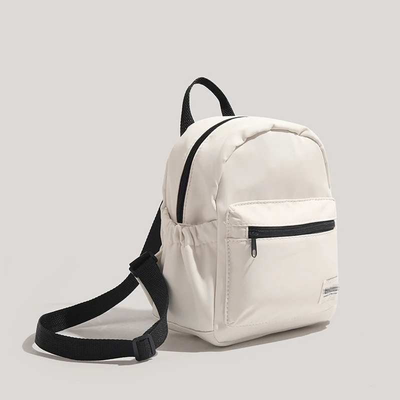 

Спортивный рюкзак небольшой и компактный. Просто и легко для путешествий, походов и поездок на работу. Это удобно и универсально.