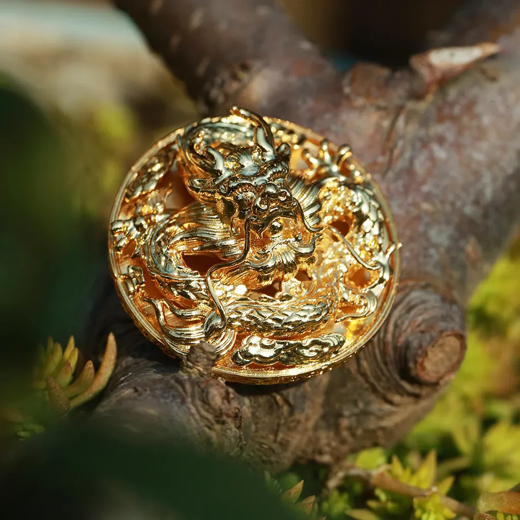 Styl etniczny chińskie elementy złoty kolor wytłoczona głowa smoka broszka UNISEX technologia przemysłu ciężkiego broszka ze smokiem w kolorze złotym