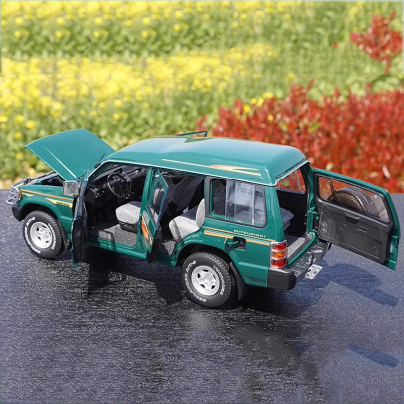Model Car 1:18 Pajero V31 Jeep off-road Alloy Simulation Full Door Design Suitable For Collecting and Displaying Gifts
