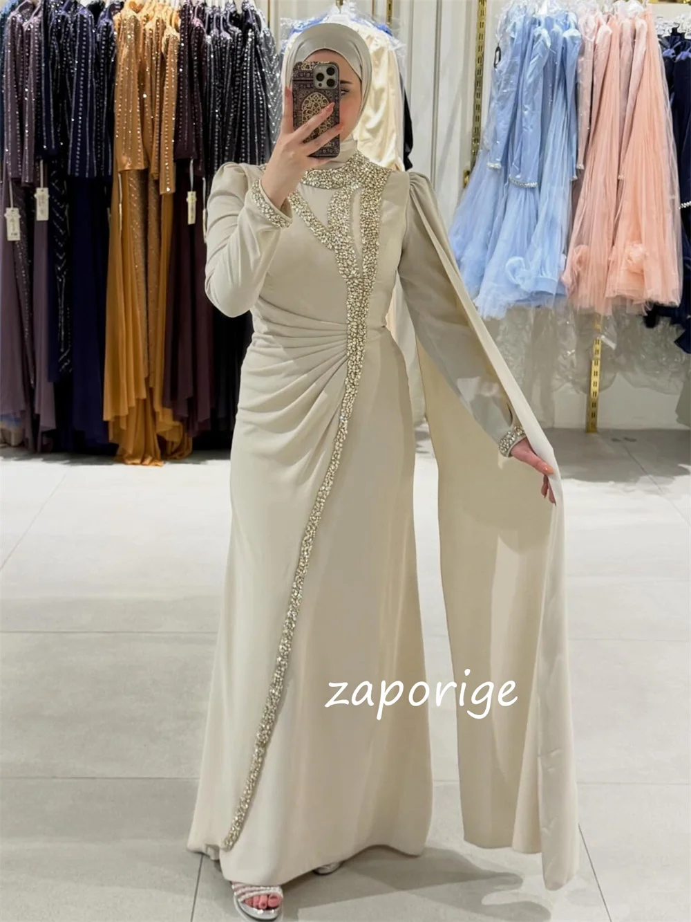 Sukienki na zamówienie: błyszczące, plisowane, cekinowe, proste, z dżetami, długie, na specjalne okazje, koktajlowe, wysokiej jakości, klasyczne.