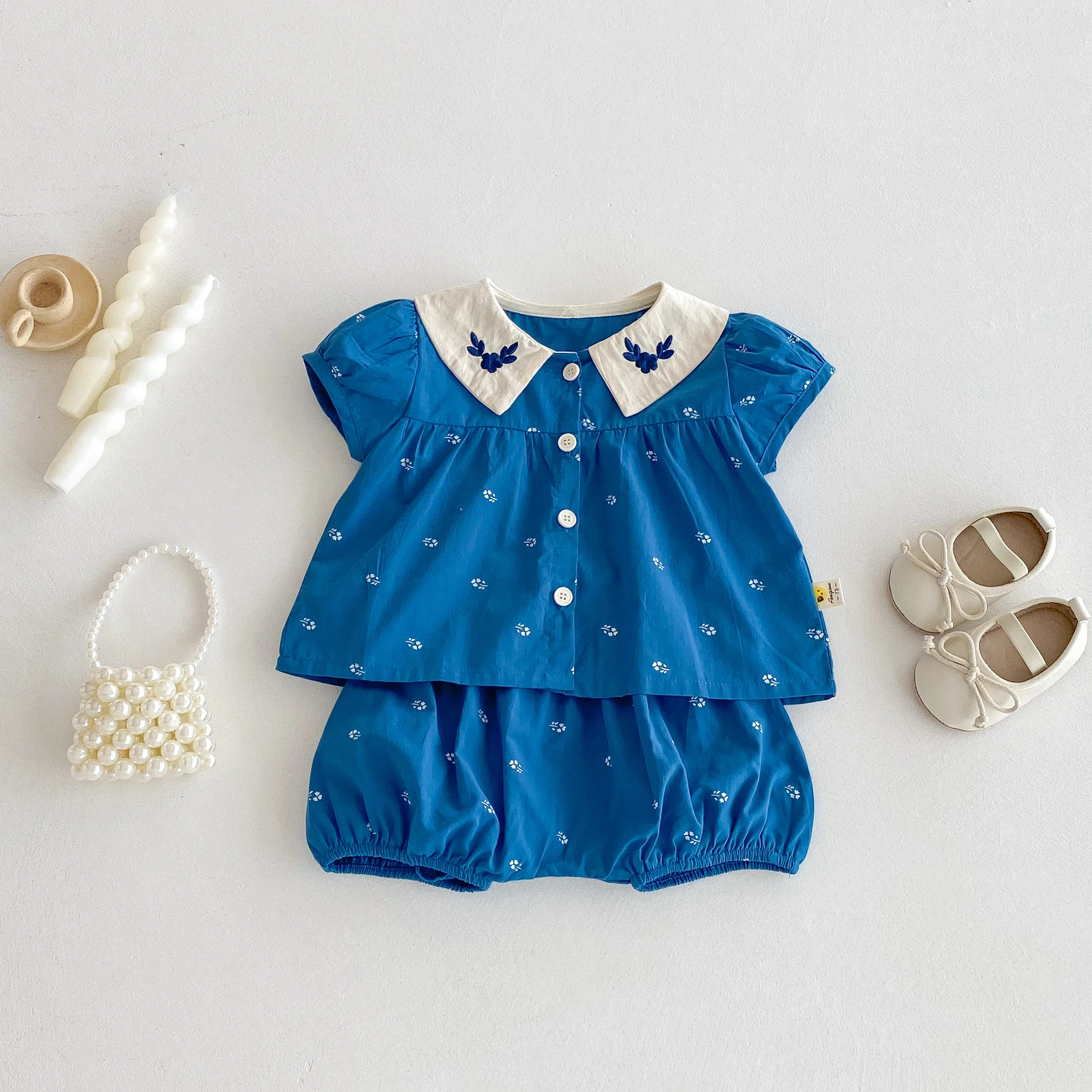 Sommer-Set für Babys mit Blumenstickerei, Rüschenkragen und kurzen Ärmeln, Retro-Set aus Oberteil und Shorts – Detail 2
