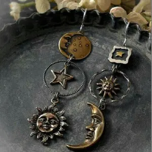 Mitologi Yunani Wajah Matahari Bulan Liontin Desain Kreatif Anting-Anting Liontin Kepribadian Asimetris Wanita Hadiah Pesta Perhiasan Kustom 8 suvenir yunani dengan penjualan terbaik - №