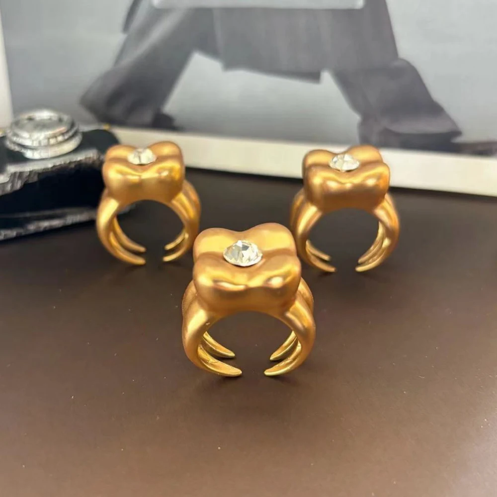 

Women Vintage Teeth Shape Pearl Rings Personality Exaggerate Light Luxury Open Mouth Copper Girls Ring Jewelry Gifts Deluxe