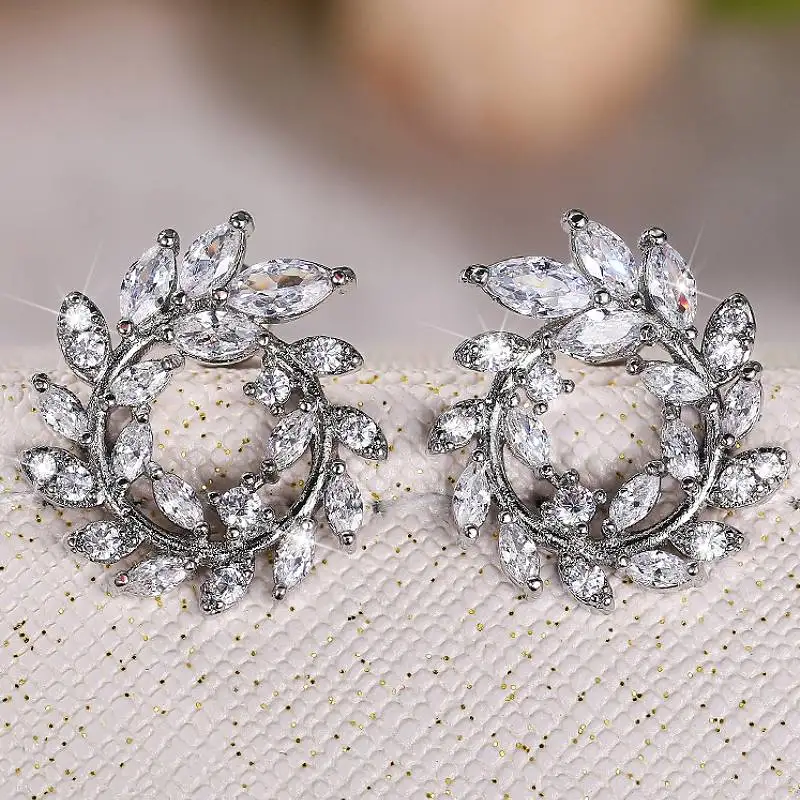Huitan Damen-Ohrstecker mit blattförmigem Kranz-Design, voll glänzender Zirkonia, frischer Stil, Party- und Hochzeits-Accessoires, Schmuck