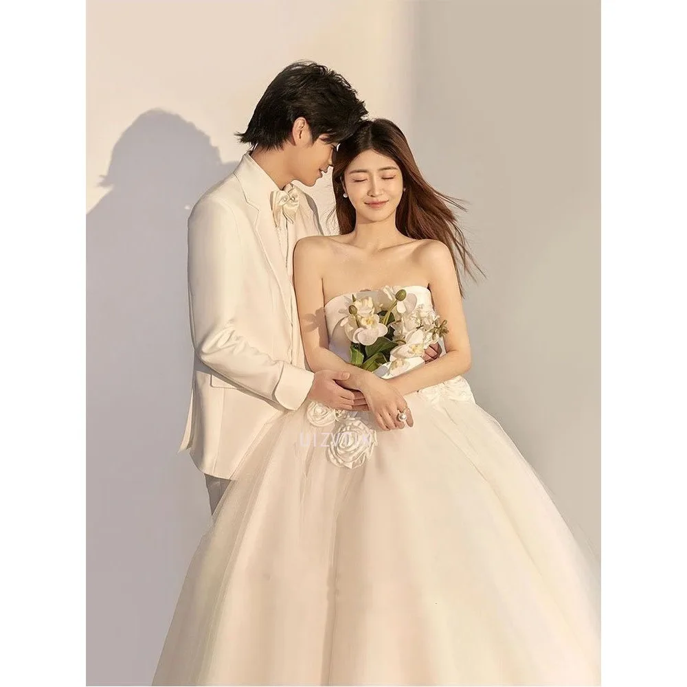 فساتين زفاف كورية بيضاء بسيطة على شكل حرف a لالتقاط الصور بدون حمالات من الساتان بدون أكمام بطول الأرض فساتين زفاف مشدات مخصصة