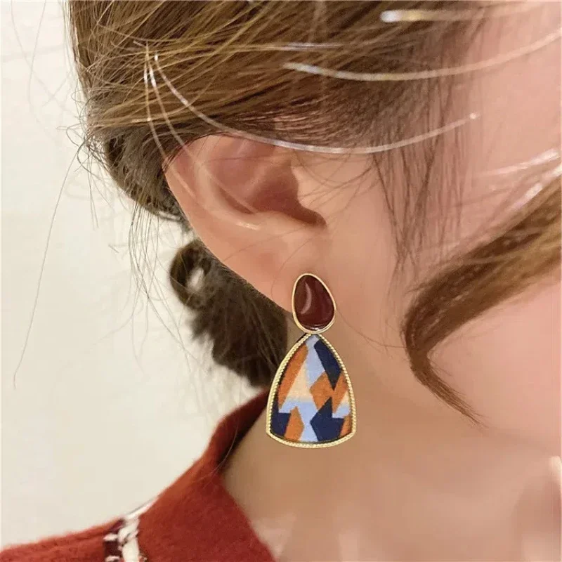 مشبك أذن ريترو أنيق مع عدم وجود ثقب الأذن أقراط الطالبات 2025 نمط عصري جديد بسيط أقراط اللؤلؤ الملحقات