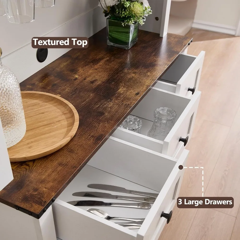 슬라이딩 헛간 문, 유리 선반 및 서랍이 있는 소박한 흰색 농가 스타일 와인 캐비닛