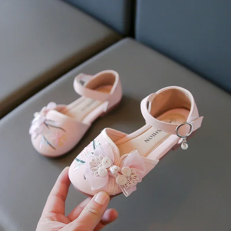 Kids Sweet Sandal 2024 Summer New Girls Retro Versatile Princess Shoes Children Cute Embroidered Leather Shoes for Party Wedding