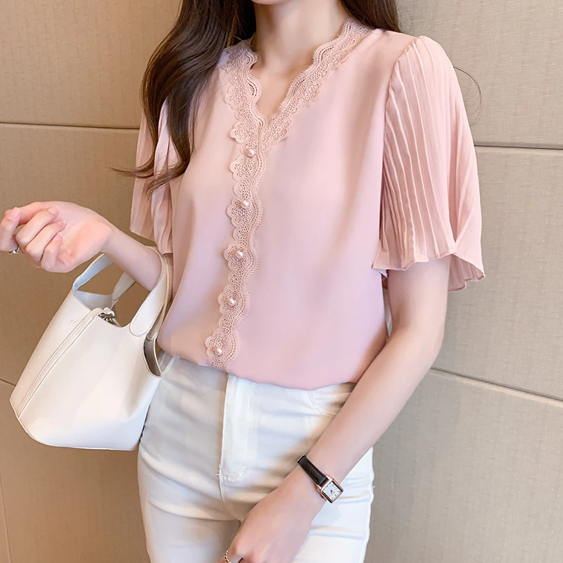 Chemises en mousseline de soie pour femmes, col en v, boutons, garniture en dentelle, chemisiers élégants pour dames, manches courtes plissées, été, blanc, rose, haut coréen doux
