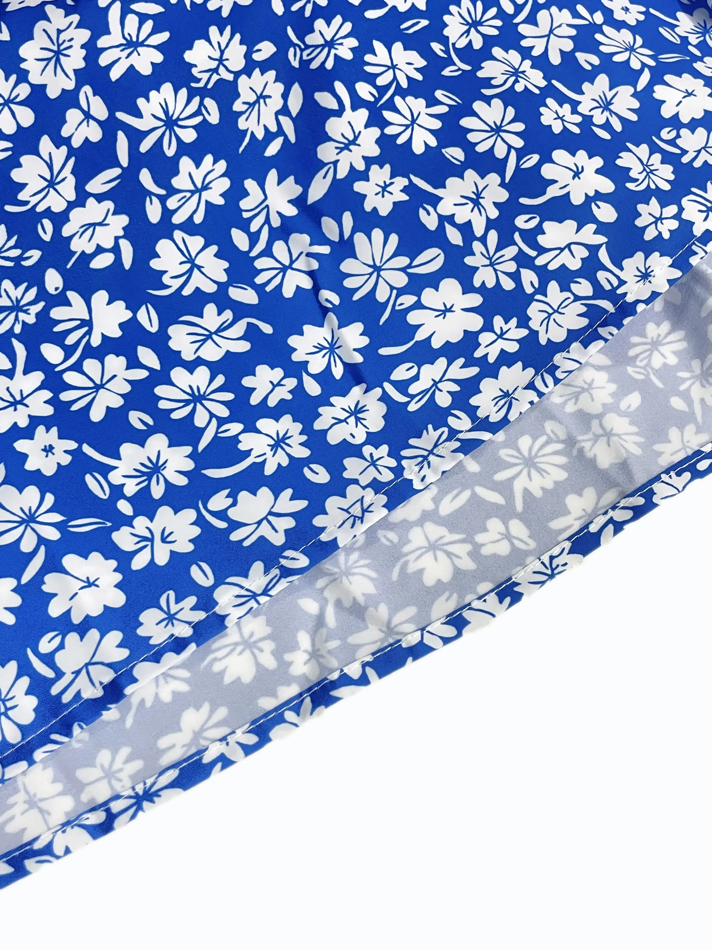 L'abito acamicia con piccoli fiori stampe un design senza schienale e sottili spalline sottili è adatto per le vacanze al mare e l'estate