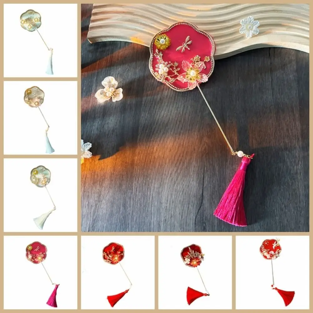 Chinese Style Mini Chinese Fan with Pendant Handheld Bridal Group Fan Tassels Vintage Chinese Silk Fan Chinese Wedding